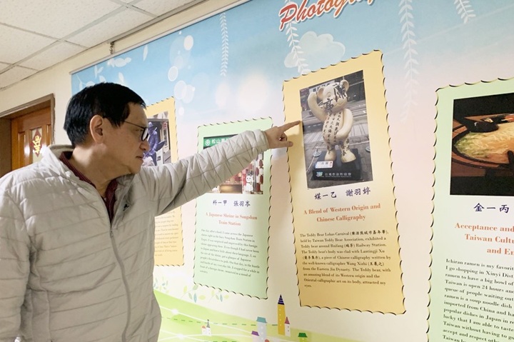 德明科大舉辦攝影文學展，鼓勵學生用英文介紹自己的攝影作品。