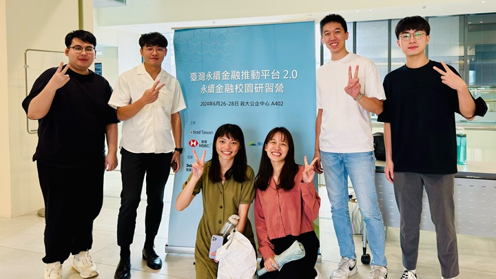 王士誠（右二）建議，學英文不一定要死背單字，融入生活透過興趣自然接觸會比較有效。