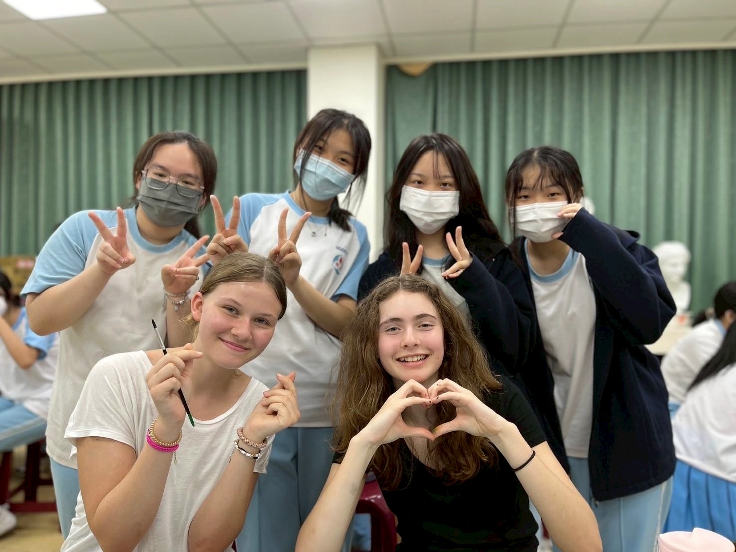 崇光中學安排學生與國際同學共同上課以及參與節慶活動，在交流中拓展國際視野與英語應用經驗。