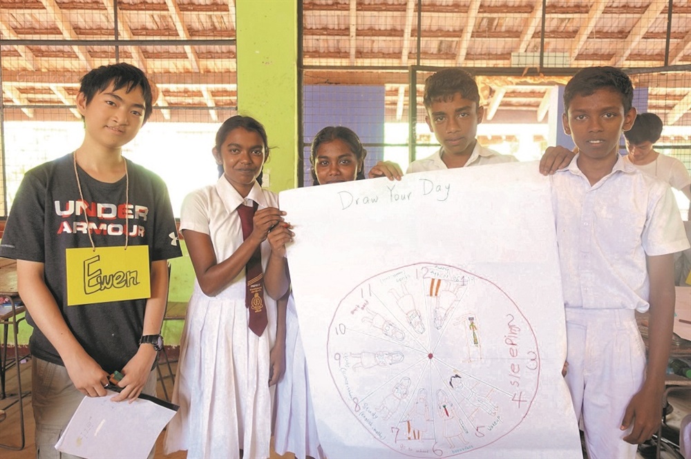 黃聖堯（左一）勤於參加課外活動，高二自發前往斯里蘭卡擔任志工，教授學生描繪日常生活的海報。（照片提供／黃聖堯）