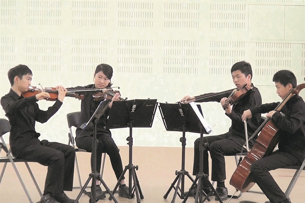 黃聖堯（左一）喜愛音樂，自組弦樂四重奏並擔任小提琴手。（照片提供／黃聖堯）