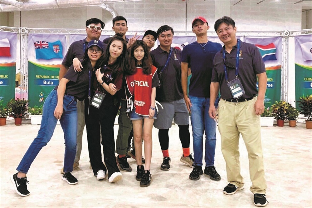 2019 年 U-12 世界杯棒球賽時，廖霈于（前排左二）與中華棒協成員合影。（照片提供／廖霈于）