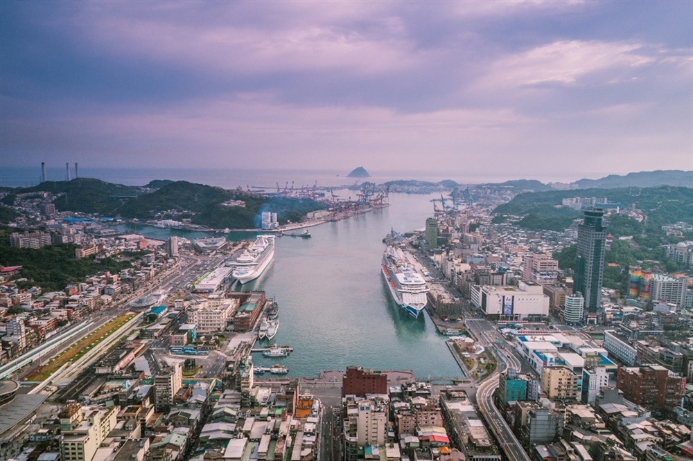 亞太地區蓬勃發展的郵輪市場，讓郵輪成為基隆的日常風景，也促成基隆港市再度走向國際化。（照片提供／Mars空拍攝影）