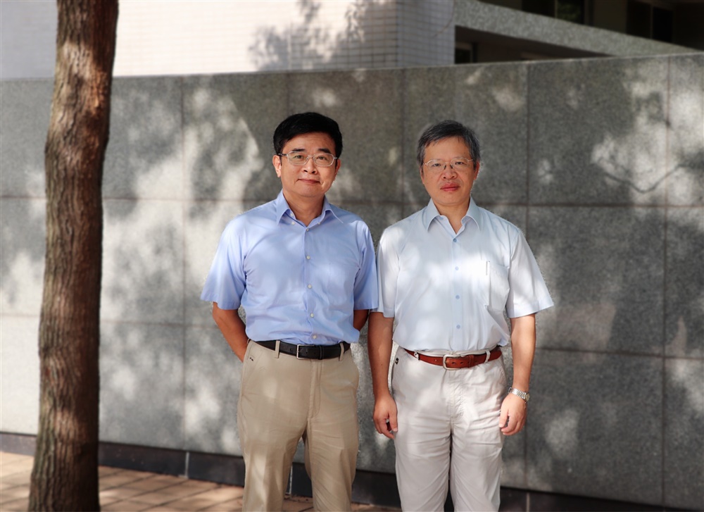 中央大學理學院院長林宗泰（左）、工 學院院長蕭述三（右）為了加強學生語 言能力，開設增強英語「實戰」課程。（照片提供／中央大學理學院、工學院）