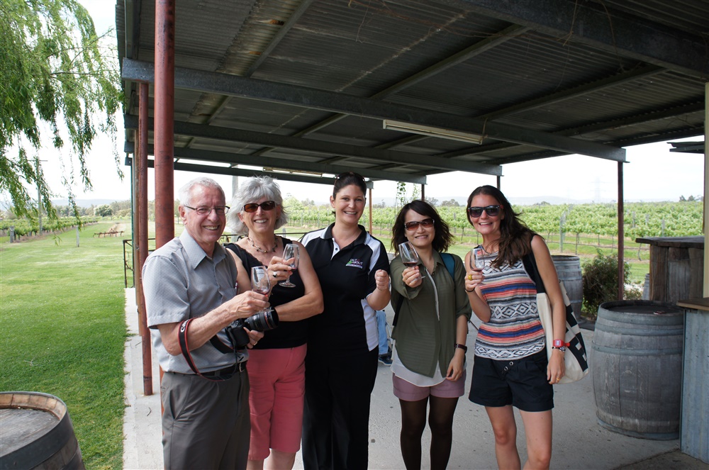 到澳洲打工度假的經驗，使林逸柔 （右二）對海外工作心生嚮往，圖 為她參觀Swan Valley 葡萄酒莊。（照片提供／林逸柔）