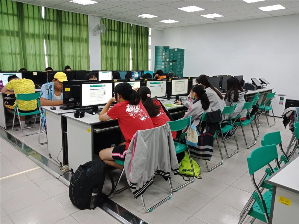 使用OLPC 當英語補強課程教材， 學生可直接使用電腦答、立即檢 討，教師也能有效把控授課進度。（照片提供／柯菁青）