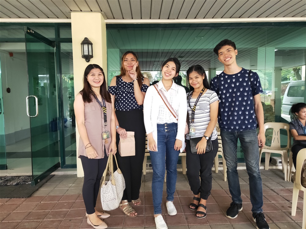 參加境外語言研修團的學生劉碧霞（中），與菲律賓學伴開心合影。（照片提供／劉碧霞）
