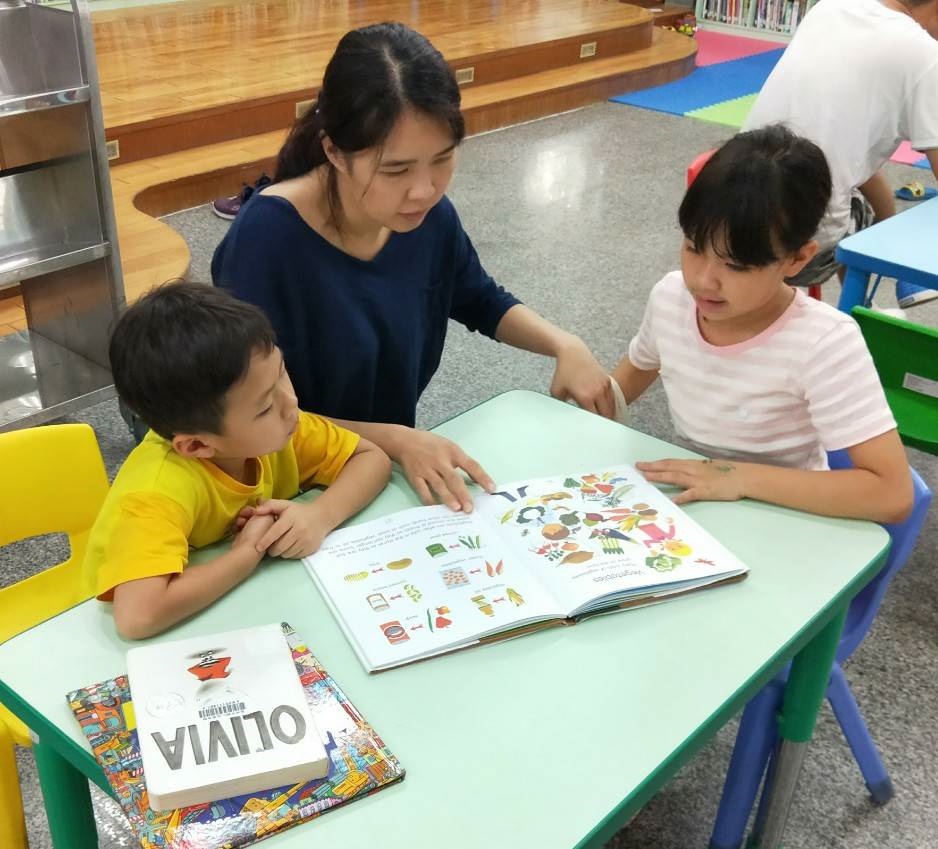 張禎紋下班會陪孩子看英文課本，周末也帶他們到圖書館借閱 英文讀物。（照片提供／張禎紋）