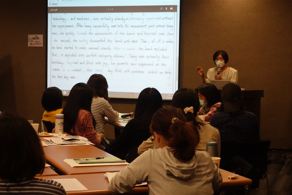 陳美華建議改作文時要適度鼓勵，建立學生的寫作信心。