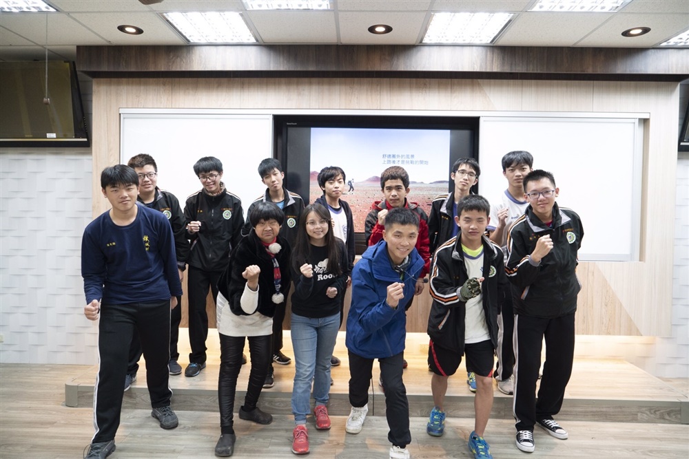 埔里高工世界文化研究社邀請超級馬拉松跑者李俊達（前排右三）到課堂上與學生分享海外見聞。（照片提供／埔里高工）