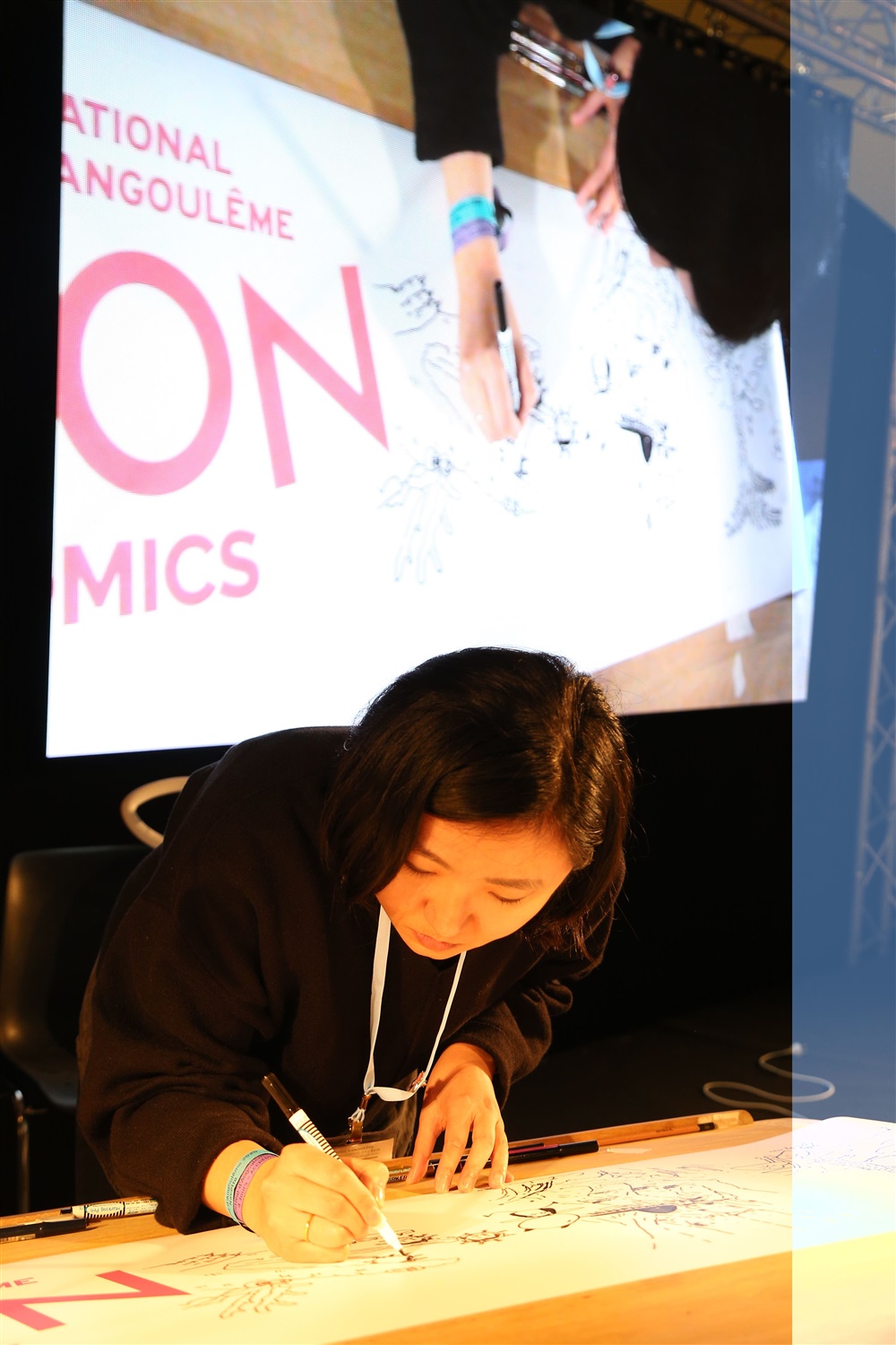 為擴展知名度，陳筱涵參加了不少插畫家社群與畫展，不時有與觀眾交流的經驗。