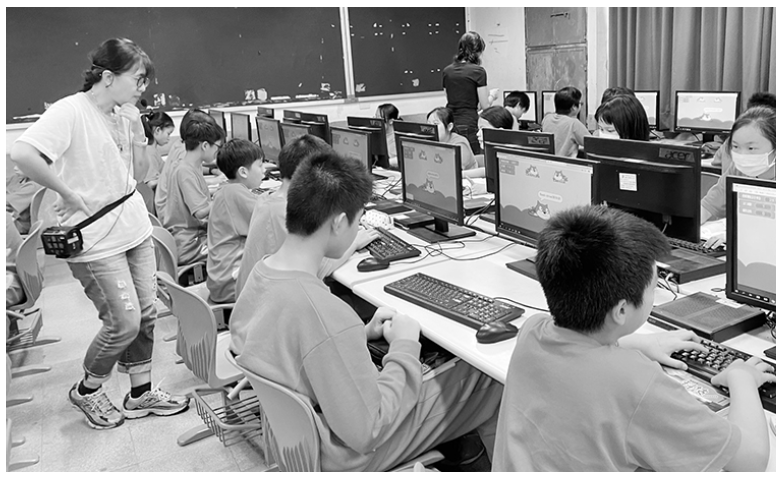 中正國中雙語實驗基地班的電腦課協同英語教學，讓學生學習電腦技能的同時了解相關英語。