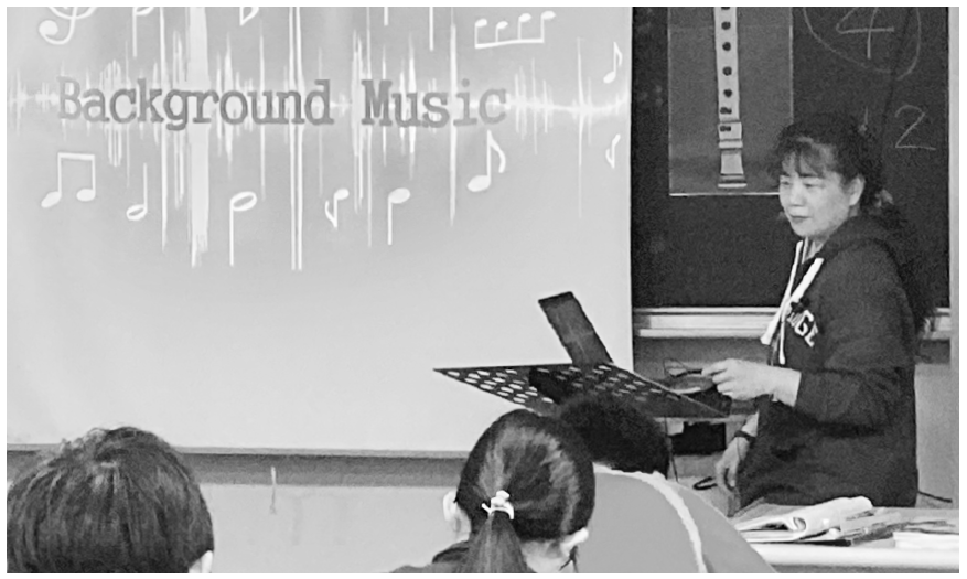 雙語音樂課老師詹珮琳，將英語融入音樂教學，帶領學生學習曲子、樂器的英文說法。