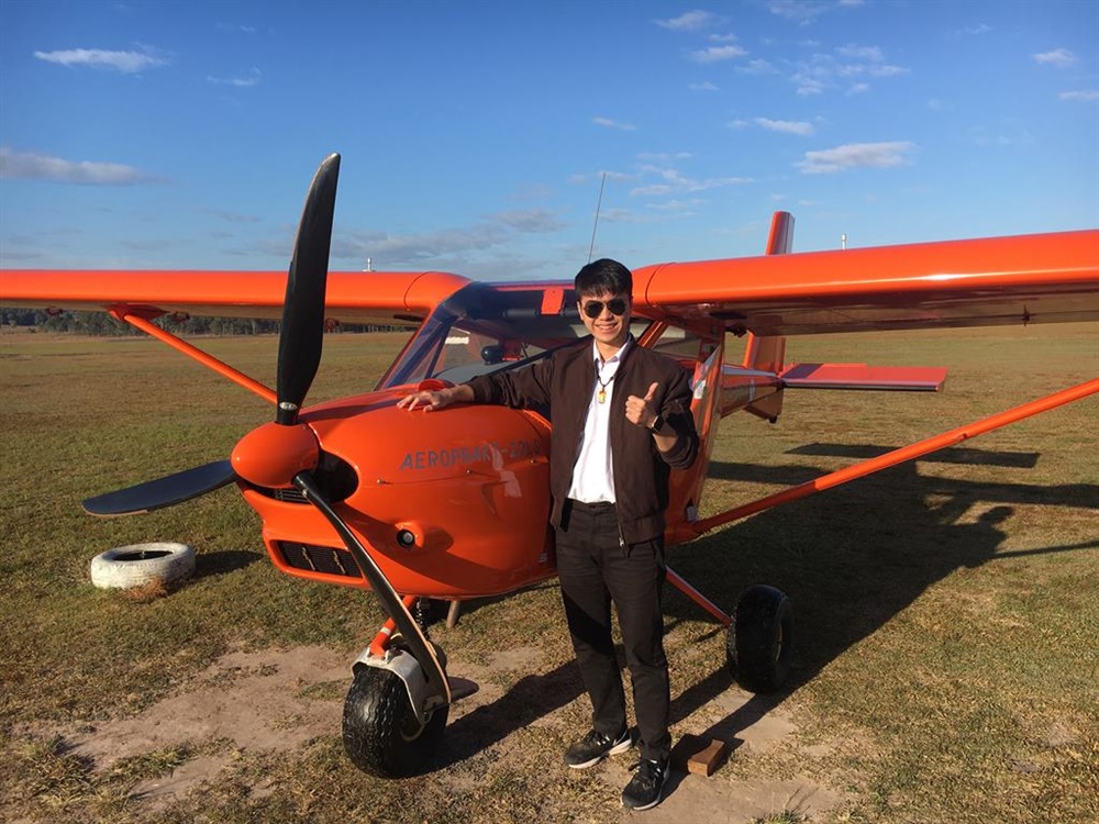 為了確定自己是否適合飛行，許碩哲憑藉英語口說能力，獨自飛往澳洲學習輕航機駕駛。（照片提供／許碩哲）