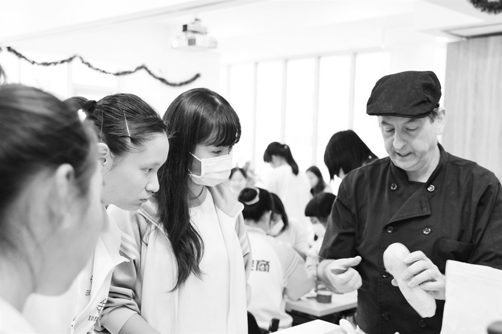 在世界飲食文化課程中，外師用全英語授課，學生不僅學習專業料理技術，也同時精進英語聽說能力。