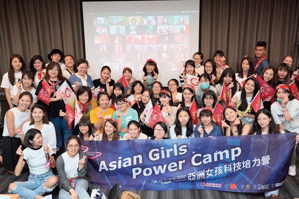 來自香港、菲律賓、泰國、尼泊爾、敘利亞、土耳其等國的亞洲女孩齊聚一堂，全程英語溝通讓胡源馨深刻體認英語的重要性。
