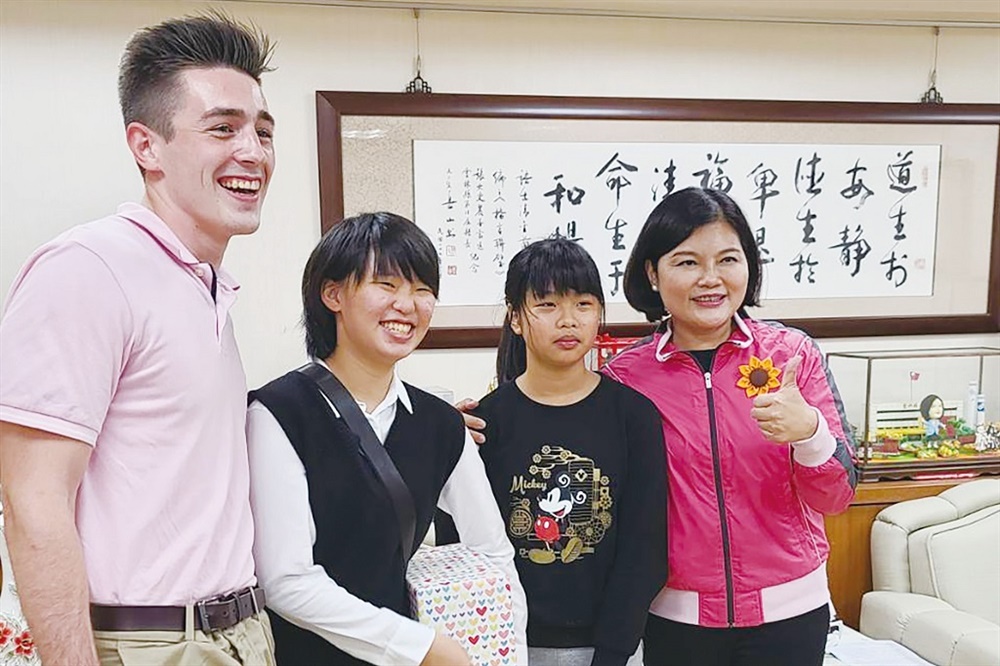 林千祐（左二）從未上過英文補習班，靠著父親從小到大提供的英語資源，能和外語老師對話自如。（照片提供／林峻巃）