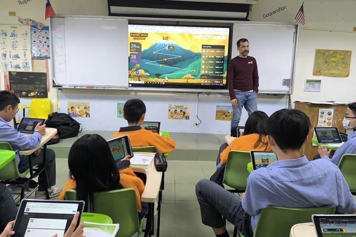 慧燈中學將科技融入教學，讓學生使用平板電腦學習英語。（照片提供／慧燈中學）