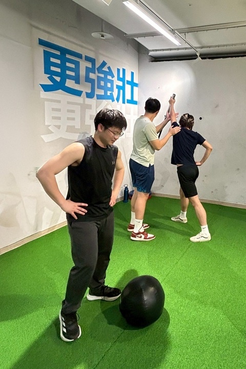 重回校園的周軒宇（左），不僅在課業上展現英文優勢，也積極參與健身社，將物理治療專業融入日常生活。（照片提供／周軒宇）