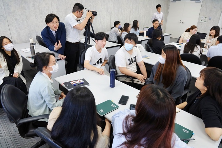 台塑企業暑期實習生分組交流討論，透過實務演練體會英語溝通的挑戰與合作的重要性。