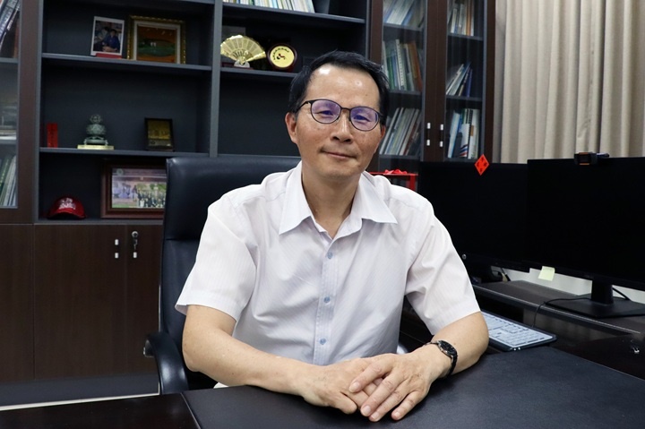 曹恆光推動雙語教育，讓學生在專業與語言間雙向成長。