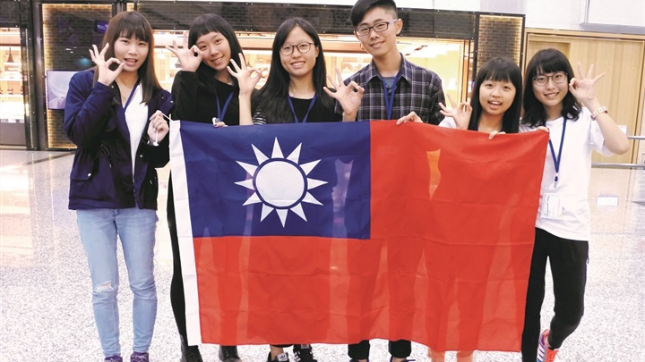 闕韻琦(左三)因優異的英文能力獲選為新北市青年外交大使,赴美交流。(照片提供/闕韻琦)