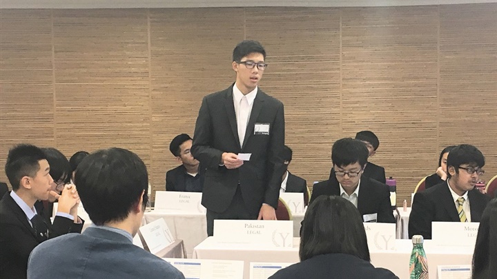 國中模擬聯合國經驗成為翁瑋杉強化英語能力的轉捩點,高中參加時已可以流暢發言。(照片提供/翁瑋杉)