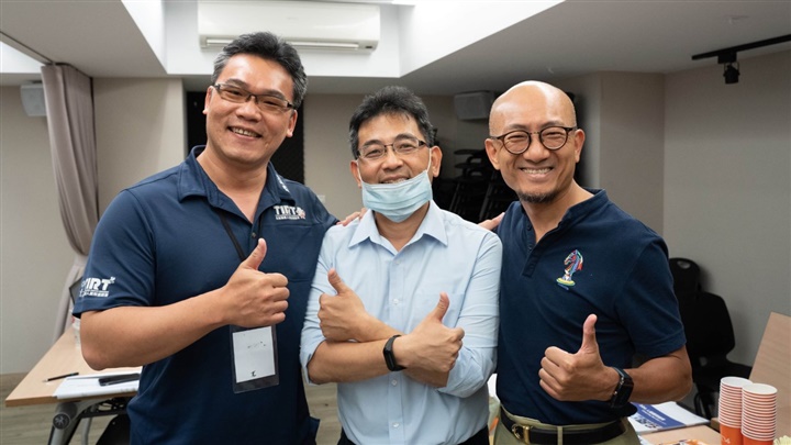 祥儀企業提供獎勵金鼓勵員工報考英語證照,葉家良(左)也報考多益普及英語測驗。(照片提供/葉家良)