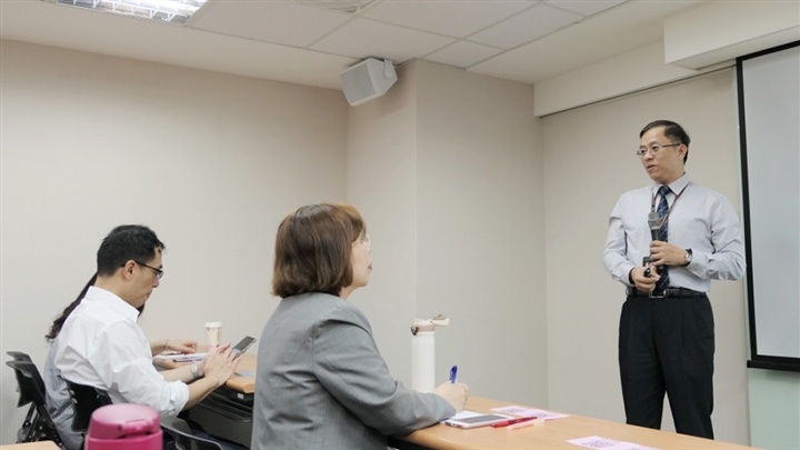 遇到履歷不符需求的求職者,鍾文雄建議由企業人資主動回覆溝通。