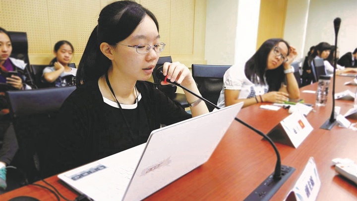 蔡佳陵(左)參與東部模擬聯合國夏令營期間,擔任會議主席練出好口條與臨場反應。(照片提供/蔡佳陵)