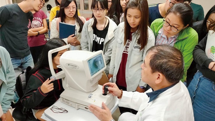 陽明大學醫工系學生必修臨床工程實務課程,從中了解臨床需求。(照片提供/陽明大學生物醫學工程學系)