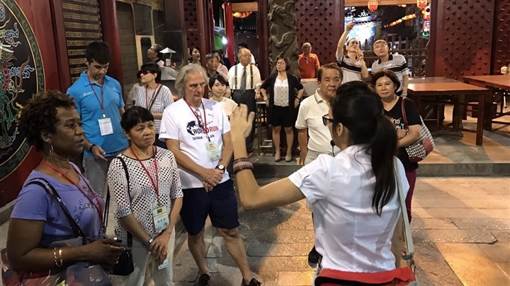 台南市提倡在生活中使用英語,連寺廟都投入雙語籤詩、英語語音導覽等雙語化服務。(照片提供/台南市政府)