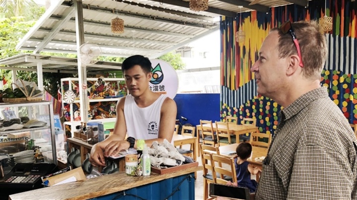 台東縣政府針對當地商家進行英語輔導,協助設計雙語服務流程。(照片提供/台東縣政府)