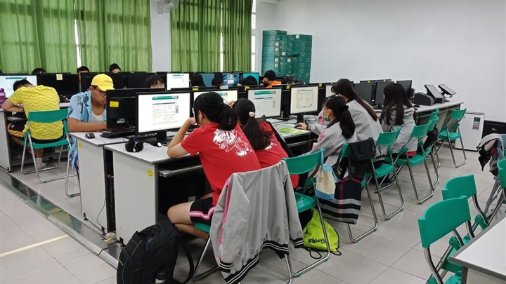 透過數位學習工具教材OLPC,南大附中學生有效提升英語能力。(照片提供/柯菁青)