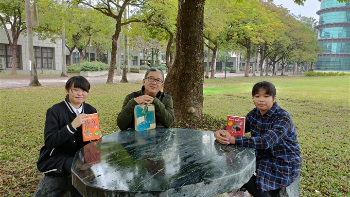 透過父親的用零成本英語教學素材,激發林千祐(左一)從小對英語學習的興趣。(攝影/羅思雅)