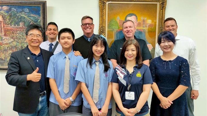 美國鹽湖城校長團參訪慧燈中學，林恩齊（前排中）負責接待校長及翻譯任務。前排左一為校長游文聰、右二為主任張筱屏。
