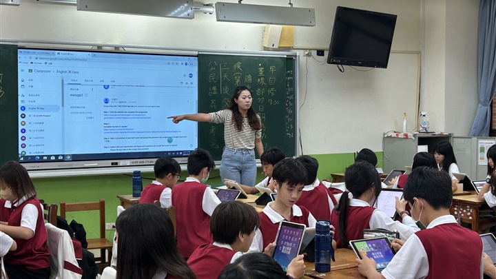 明誠中學於英語課堂導入主題式學習與小組討論，培養學生語言表達與思辨能力。