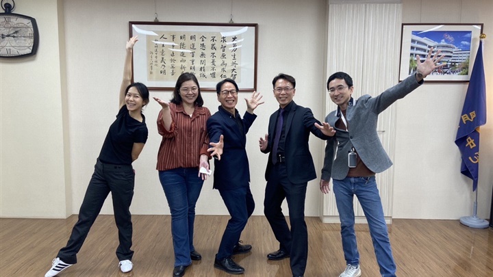 明道中學校長陳炤華（右二）回顧學校英語檢測發展歷程，從早期自編英檢起步，奠定日後導入TOEIC Bridge測驗的基礎。