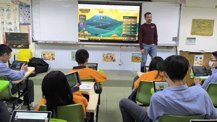 慧燈中學將科技融入教學，讓學生使用平板電腦學習英語。（照片提供／慧燈中學）